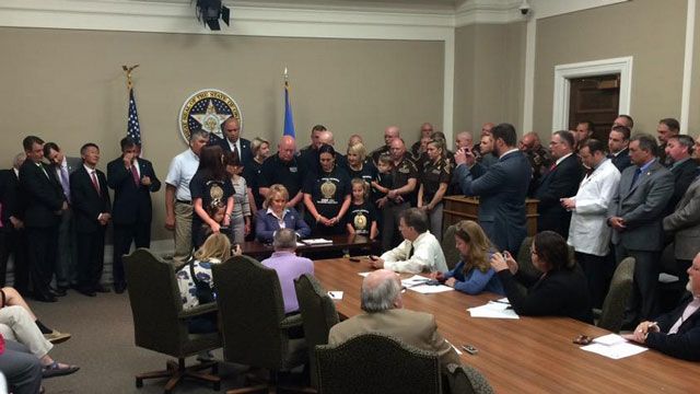 Gov. Mary Fallin Signs Bill Banning Texting And Driving