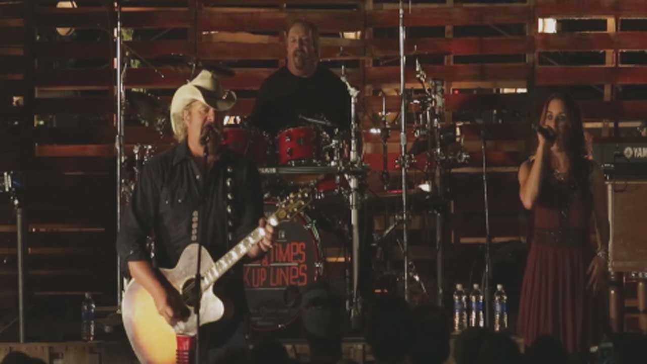 Toby Keith Holds Surprise Concert For Oklahoma Volunteers