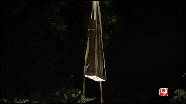 Crews Remove Ten Commandments Monument