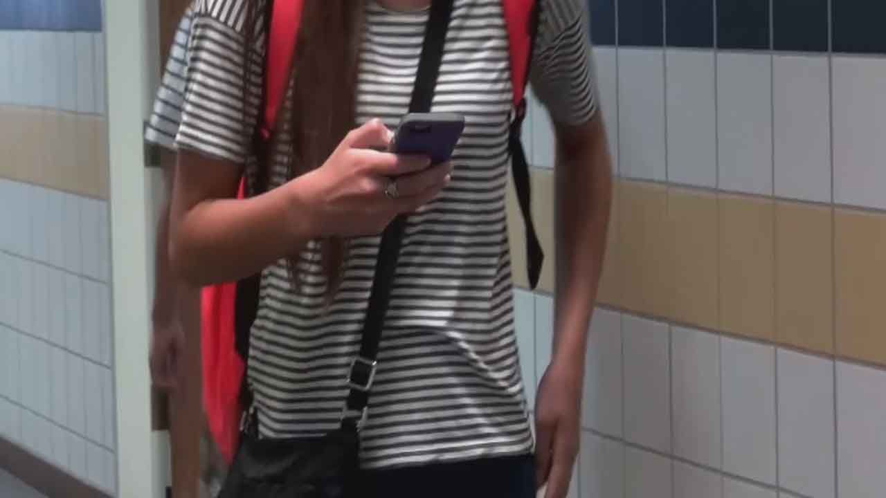 Compulsive Texting Affects Teens At School